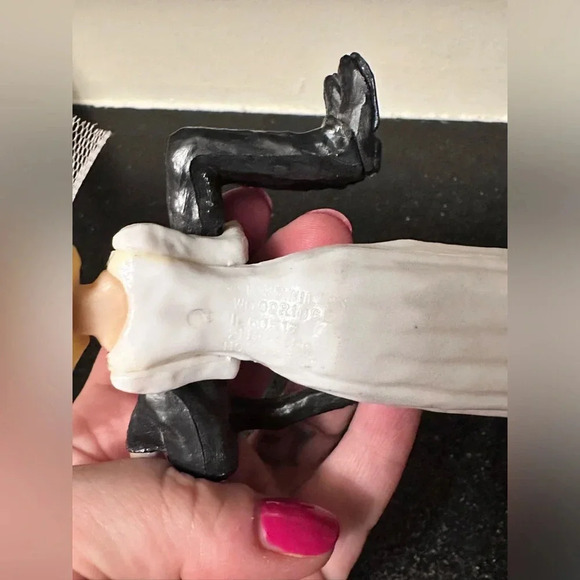 Wilton Wedding Cake Topper Reluctant Groom Carried By Bride Vtg 1987 - Picture 4 of 4